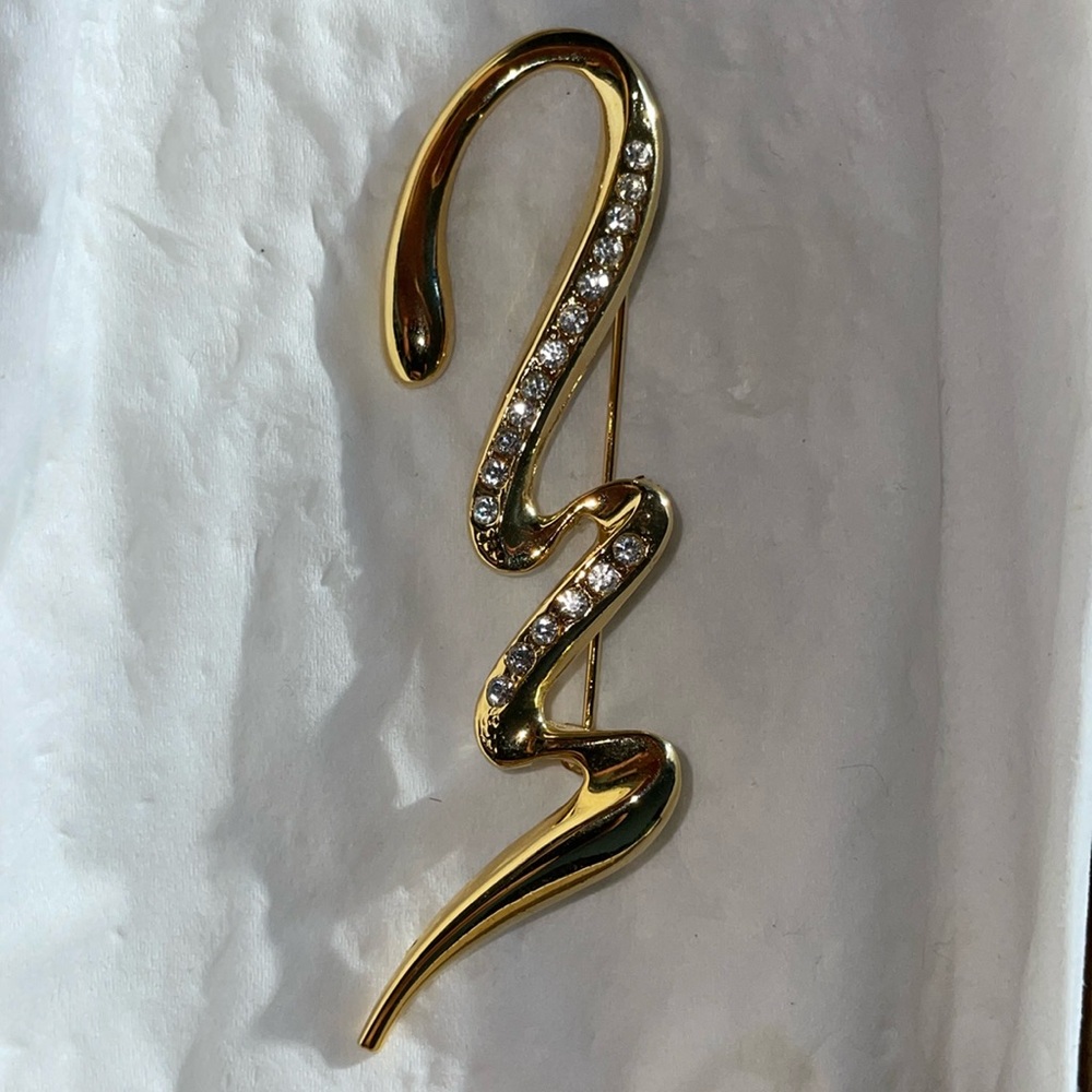 Gold toned brooch